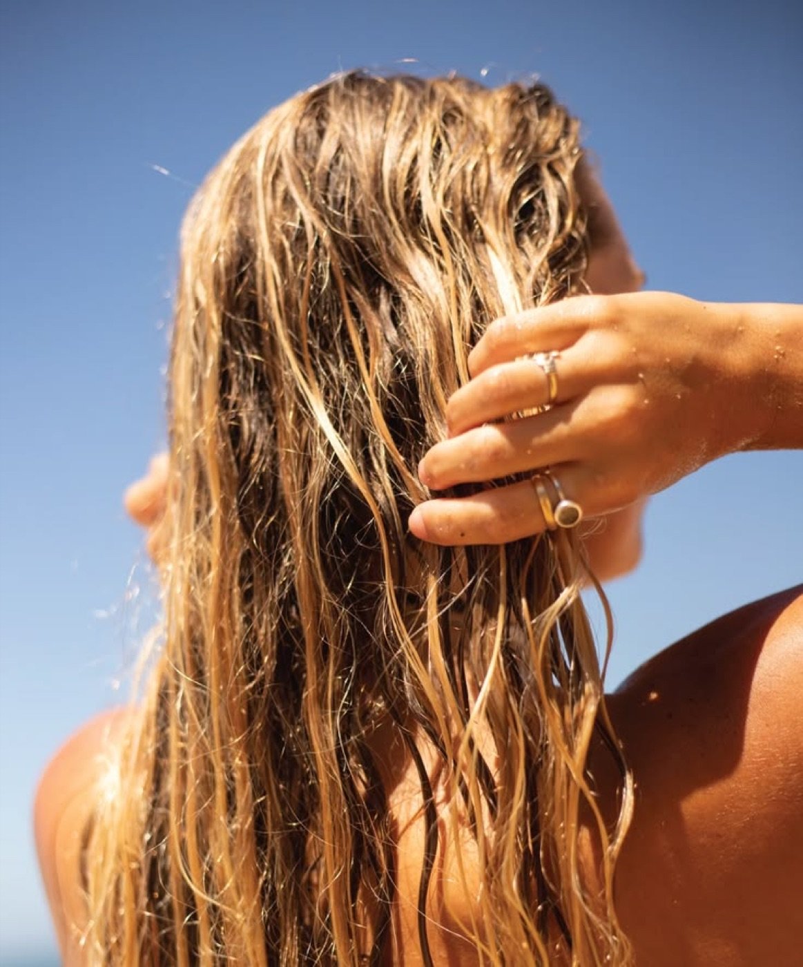 Cabello al viento contra un cielo azul, referencia de identidad y personalidad de marca