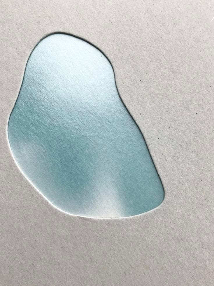 Textura abstracta en tonos azules, símbolo de la exploración de esencia de marca